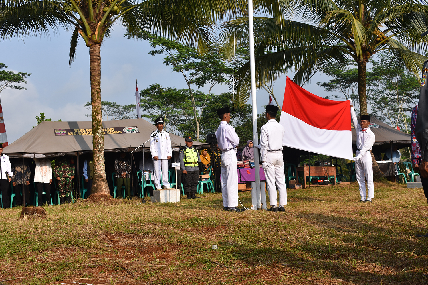Peringatan HUT RI ke-80 di Desa Wangunsari Berlangsung Khidmat Meskipun Dengan Kondisi Lokasi yang sederhana, Kepala Desa Wangunsari Menyampaikan Ajakan Bupati untuk Wujudkan Indonesia Emas 2045.